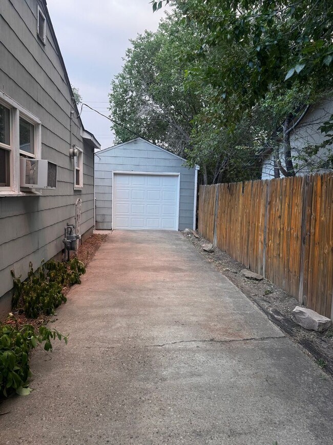 Building Photo - Charming 2-Bedroom Ranch-Style Home with Attached Garage $1280/$1280
