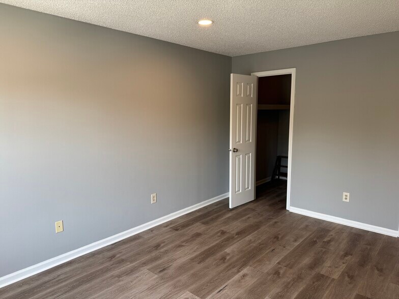 Building Photo - 1008 Barry Ct