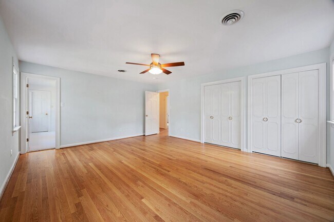 Building Photo - 2401 Scarsborough Dr