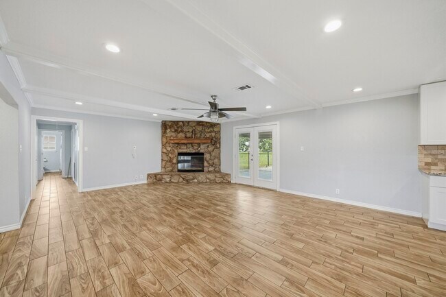 Building Photo - 302 Country Rd