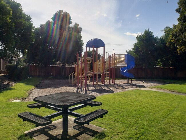 Building Photo - 3646 Silver Oaks Way