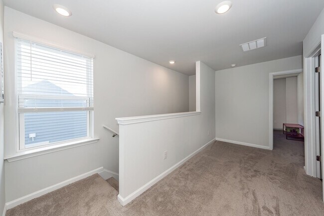 Building Photo - 3 Bedroom, 2.5 Bathroom Townhome in Caroli...