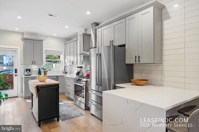 Building Photo - 121 15th St SE