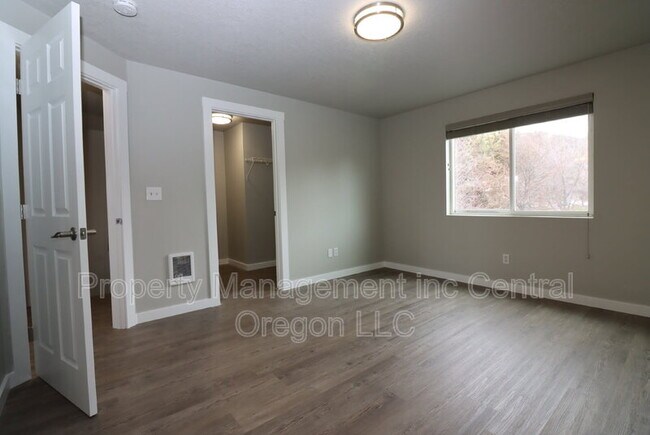 Building Photo - 1472 NE Whisper Ridge Dr