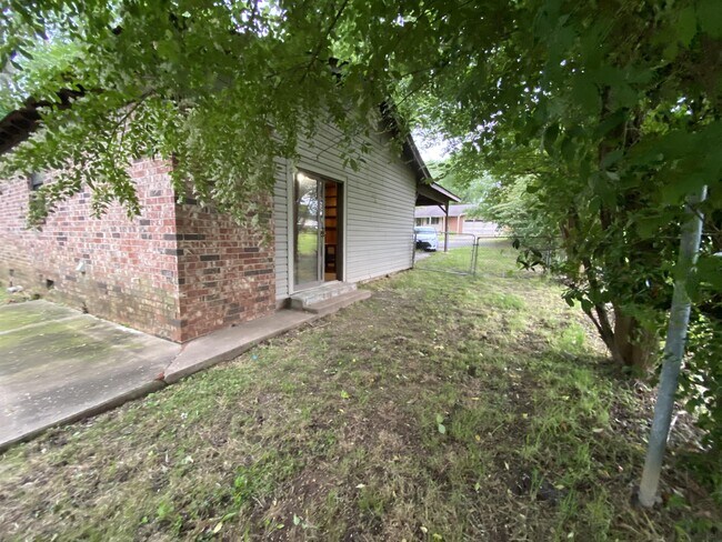 Building Photo - 1408 H St