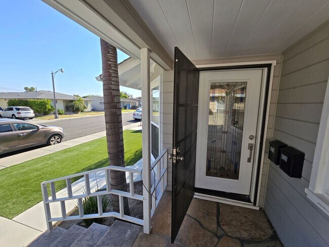 Building Photo - 4BD/3BA on Pontiac!! (Lease out, pending s...
