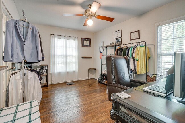 Building Photo - Classic 4 Bed, 2 Bath Home in the Heart of...