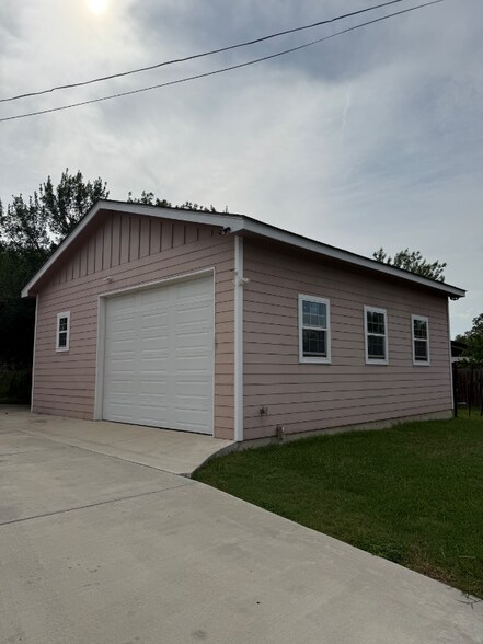 Building Photo - 6 Sunflower Cir