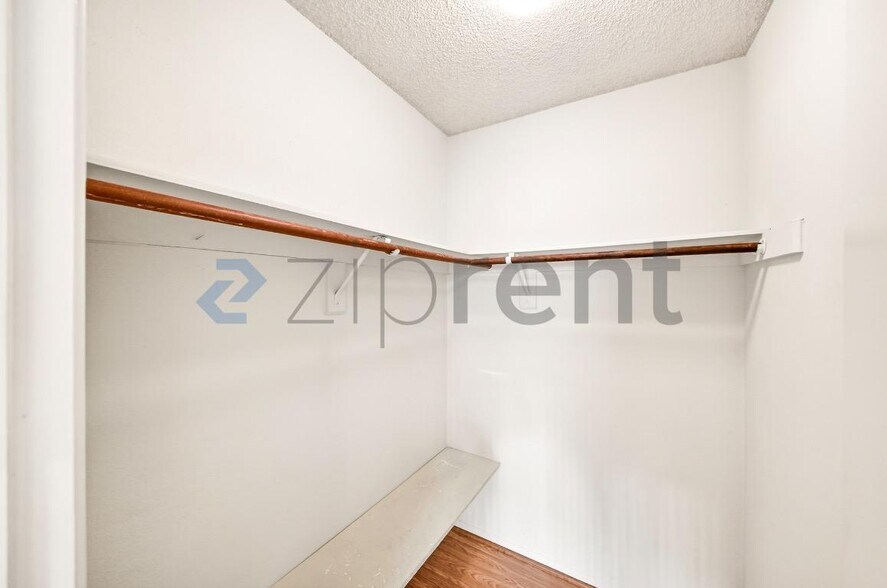 Building Photo - 1004 E Garfield Ave