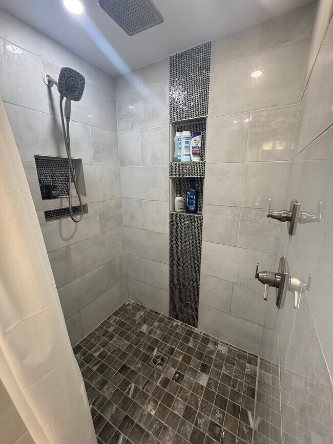 Building Photo - 2094 Fieldcrest Dr