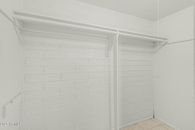 Building Photo - 11441 W Lakeshore Dr