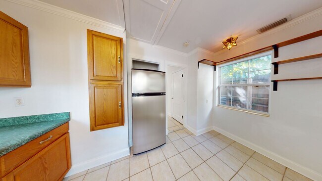 Building Photo - One bedroom, one bath beautiful home near Crescent Lake- move in now- 1/2 off first month rent an...