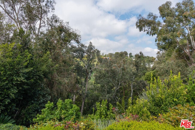 Building Photo - 3035 Lake Glen Dr