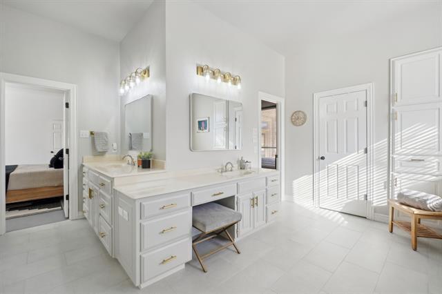 Building Photo - 208 Wellington Oaks Pl