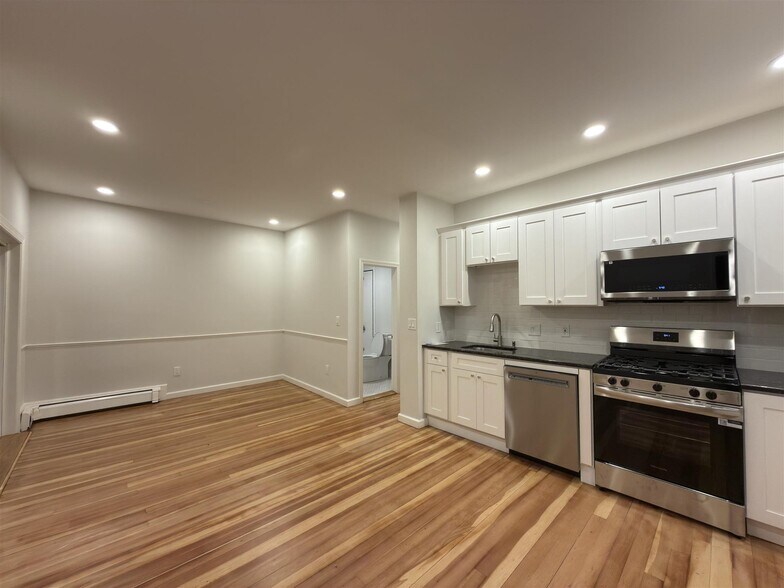 Building Photo - 172 Putnam Ave