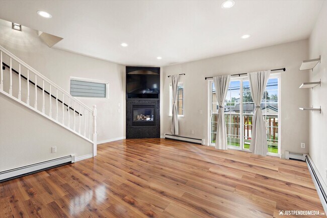 Building Photo - Modern & Stylish Townhome!