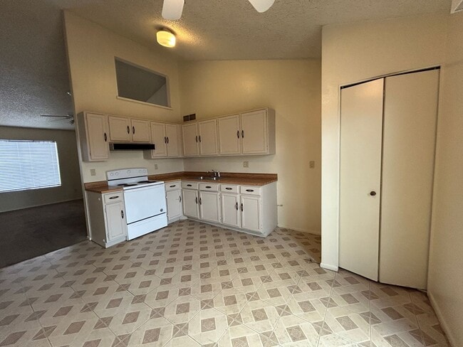 Building Photo - New Flooring throughout, CHARMING 2 BEDROOM 1 BATH