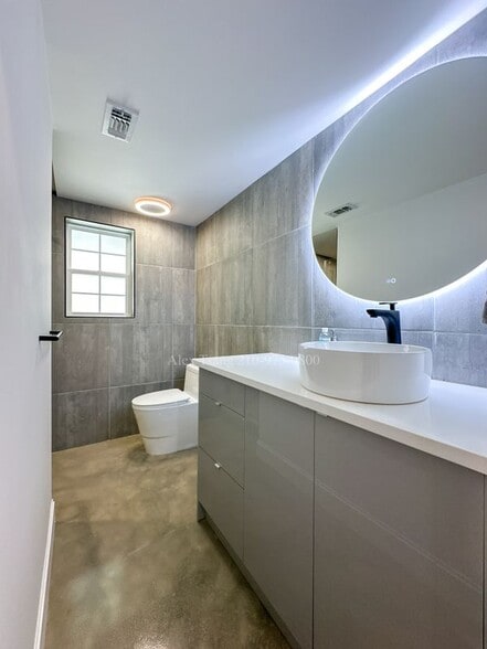 Building Photo - 218 S Olive St