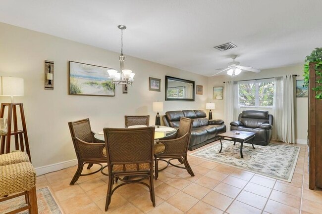 Building Photo - 402 Fern St