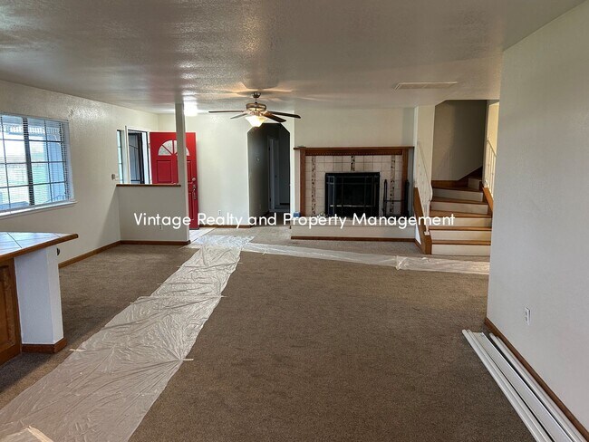 Building Photo - Available Soon!! Extra Big 5 Bedroom Country Home That You Have To See!!!