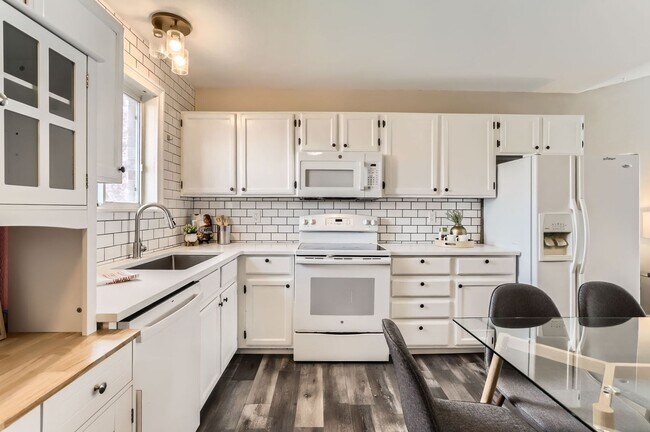 Building Photo - Sweet Little House In Westlake