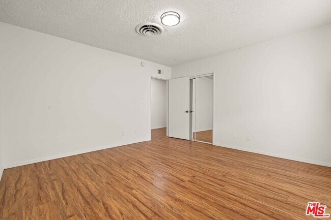 Building Photo - 15540 Moorpark St