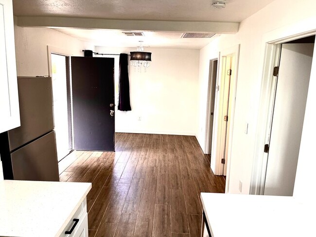 Building Photo - 1/2 MONTH FREE RENT MOVE IN SPECIAL!!! Rem...