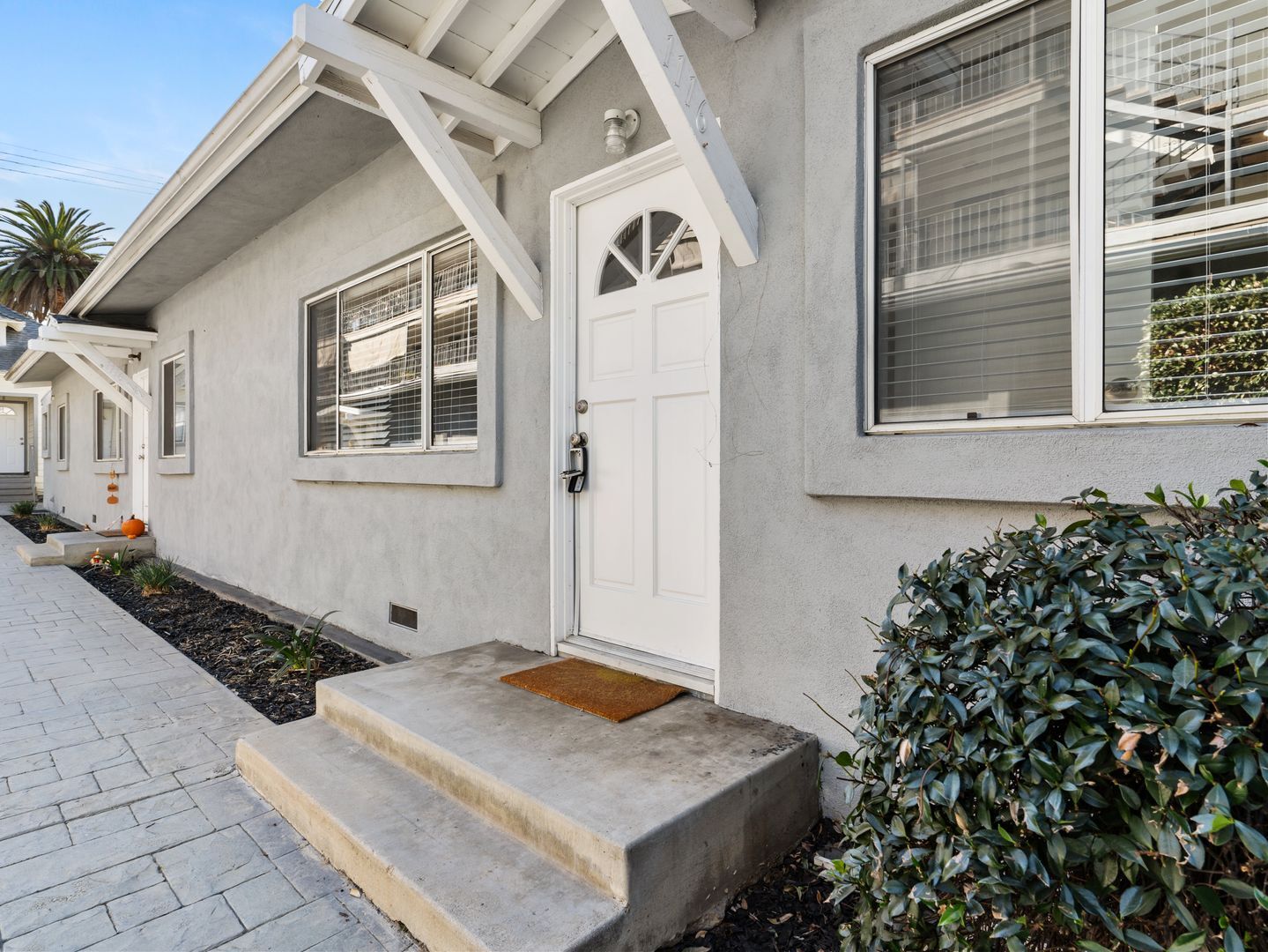 Building Photo - 1116 E 1st St