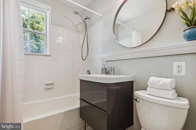 Building Photo - 2623 S Walter Reed Dr