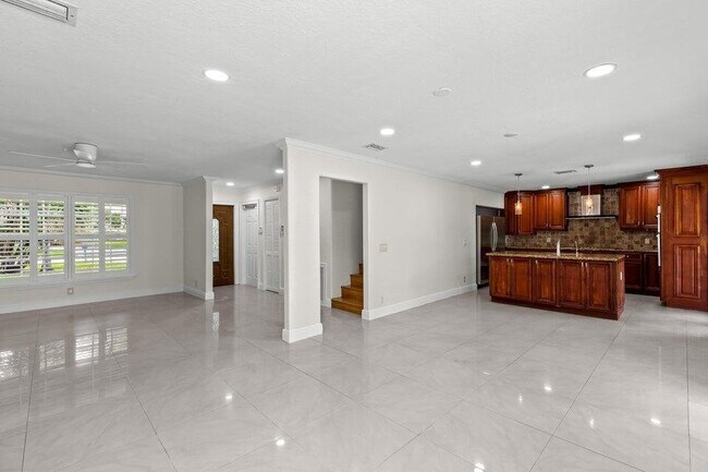 Building Photo - 4610 Pine Tree Dr