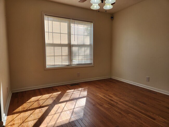 Building Photo - 1680 Barrywood Cir E