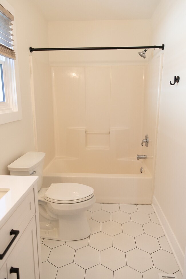 Building Photo - 713 Stevens St