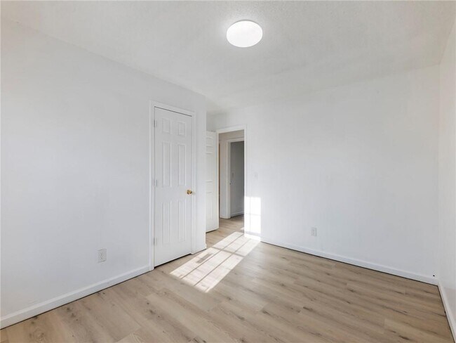 Building Photo - 2032 Morning Dew Pl