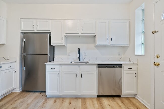 Building Photo - CHARMING & FULLY UPDATED 2 BED/1 BATH HOME IN HEART OF BEECHVIEW