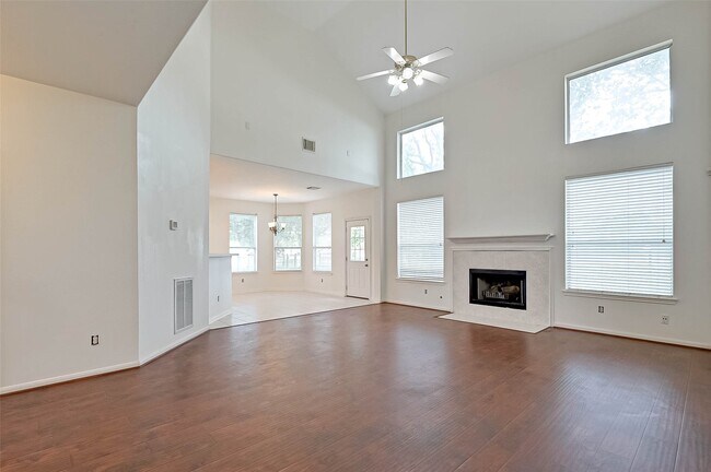 Building Photo - 8846 Gas Light Village Dr