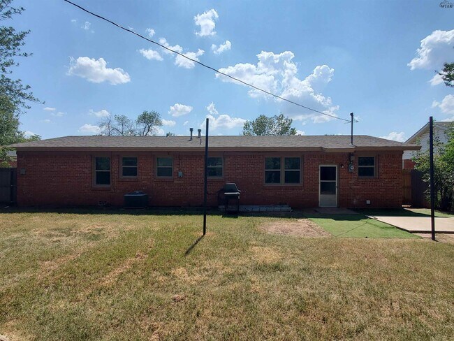 Building Photo - 4402 Phillips Dr