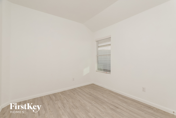 Building Photo - 10710 Vinateros Dr