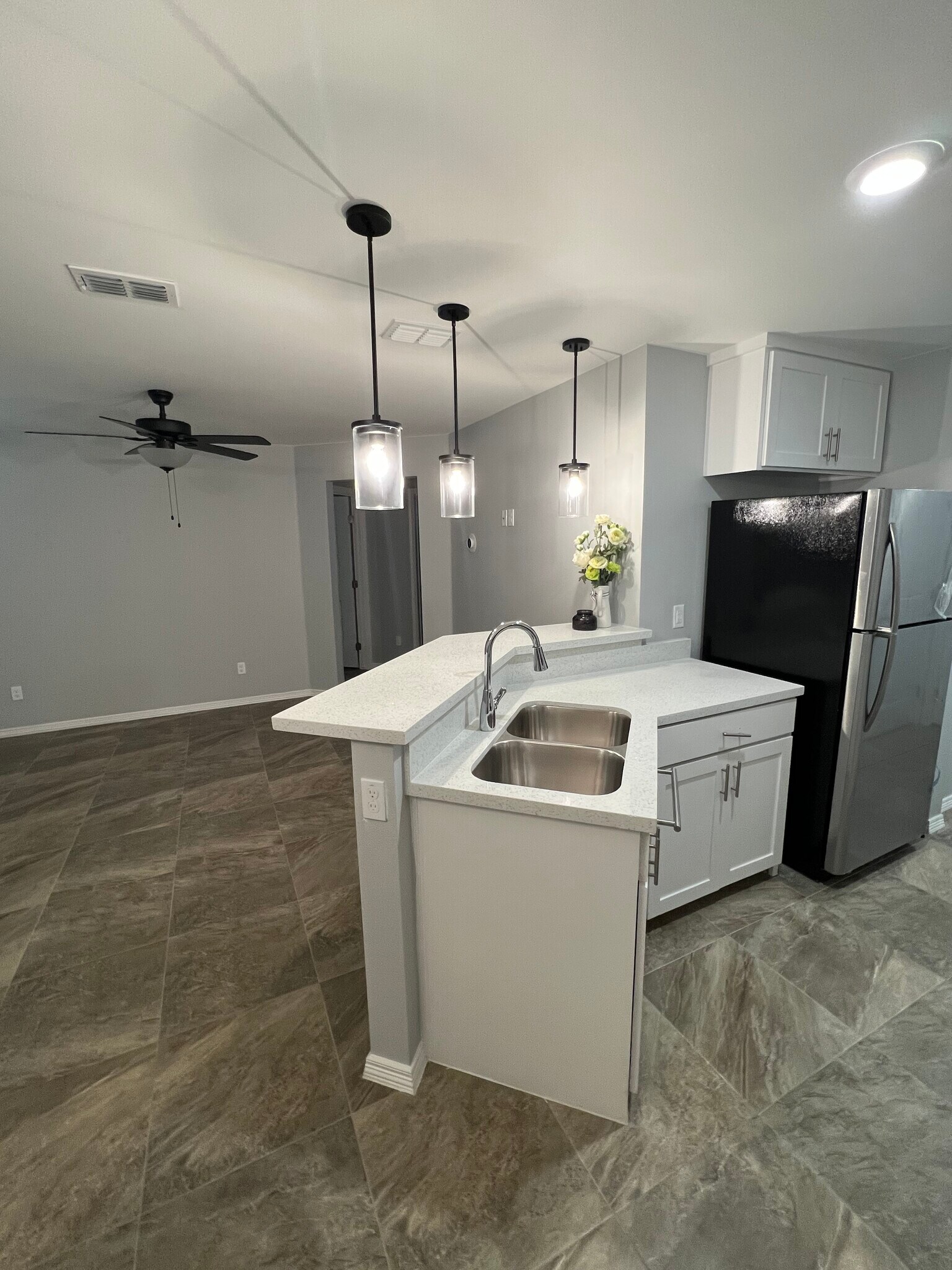 Building Photo - 2120 Southridge Ave