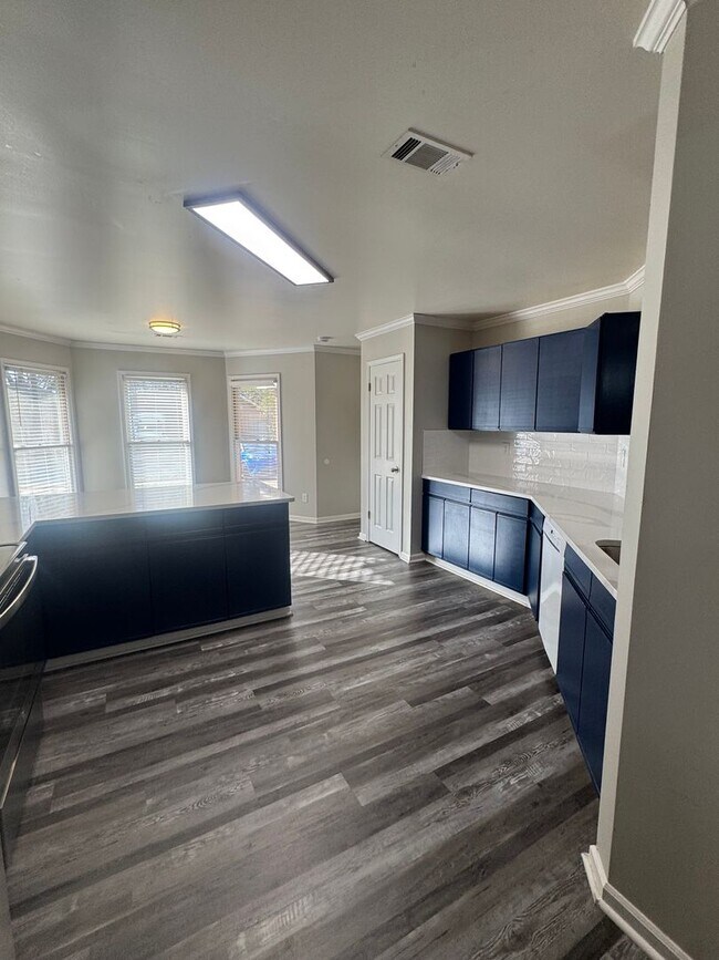 Building Photo - Arrowhead One Level