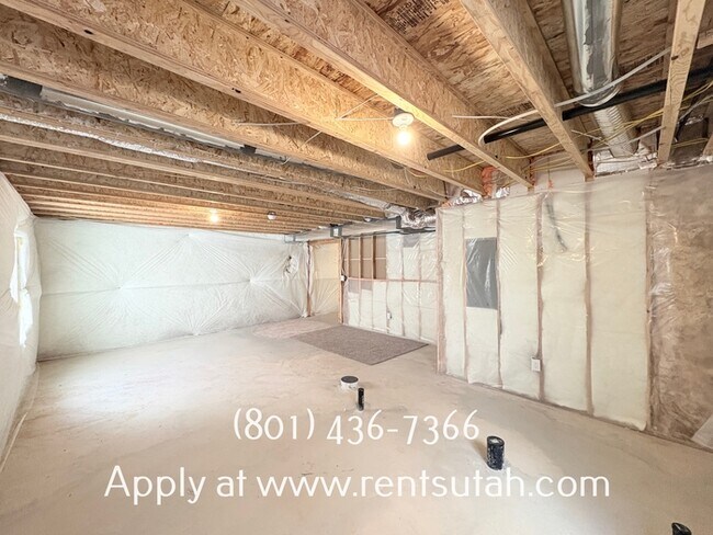 Building Photo - Lovely Santaquin Home