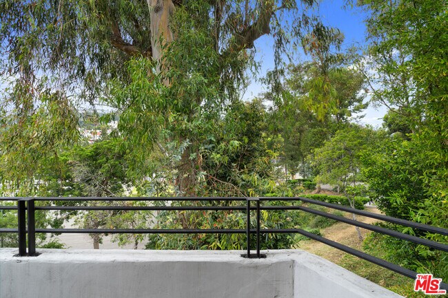Building Photo - 2065 Watsonia Terrace