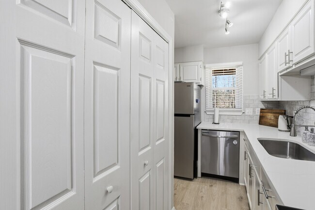 Building Photo - 808 Kendall Dr