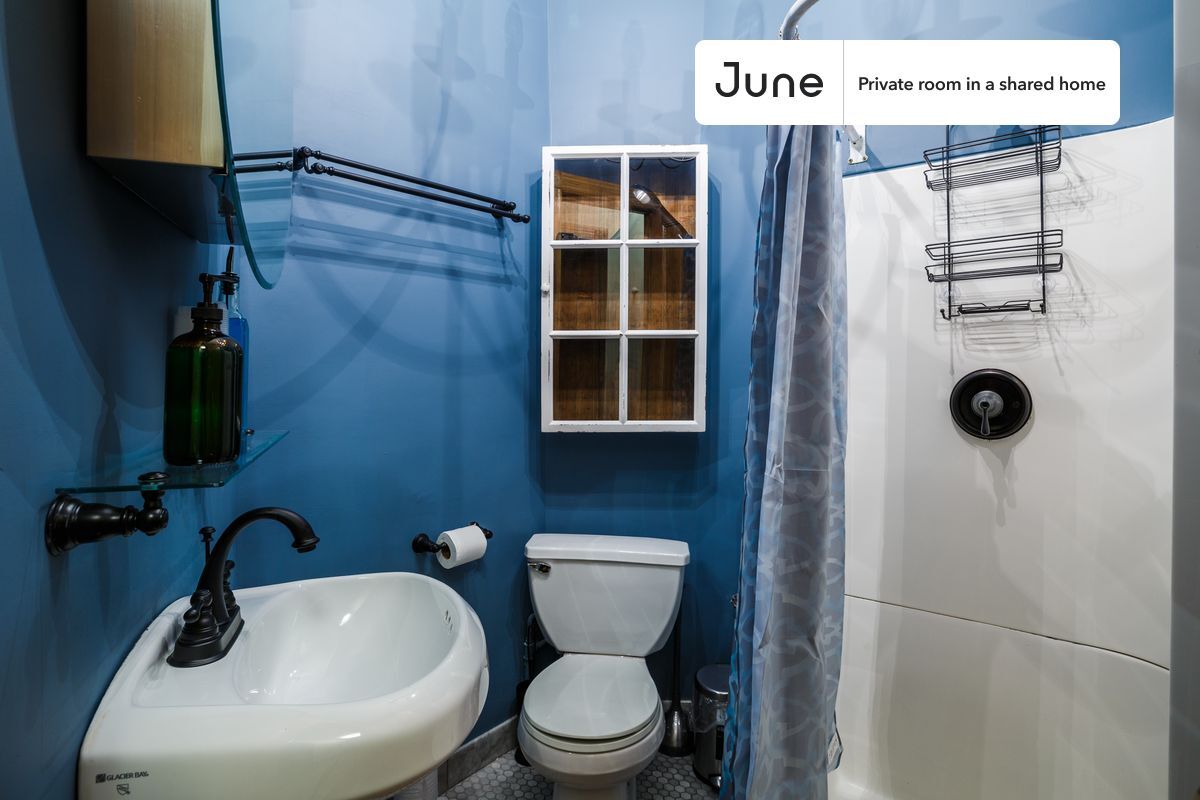 Building Photo - Room in Shared 4 bed/1 bath home in Hell's Kitchen