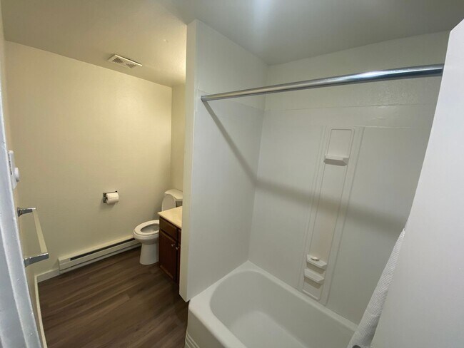 Building Photo - Rent Special!!!! **Half Off the First Mont...