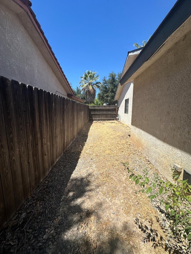 Building Photo - 5183 W Palo Alto Ave