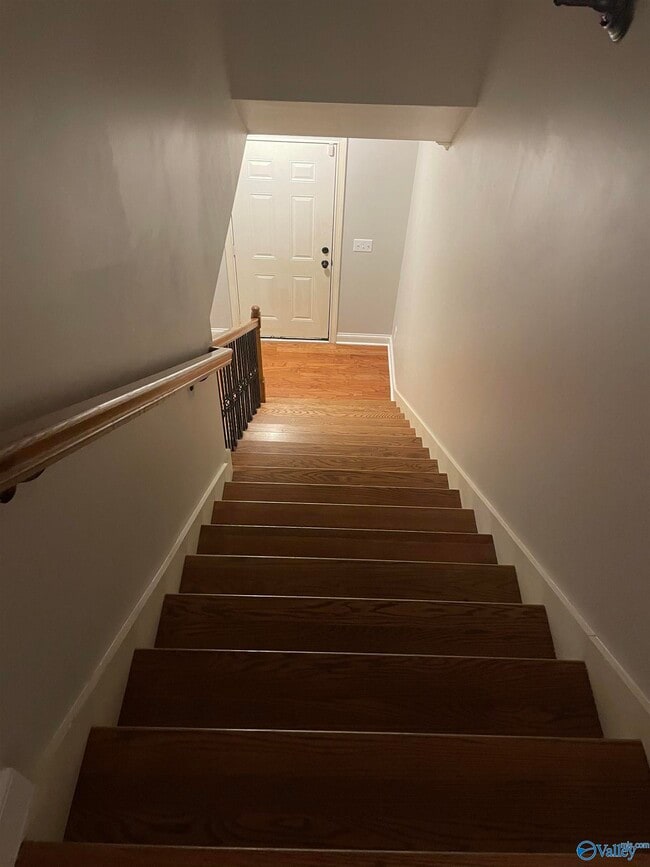 Building Photo - 212 Treetop Dr SE