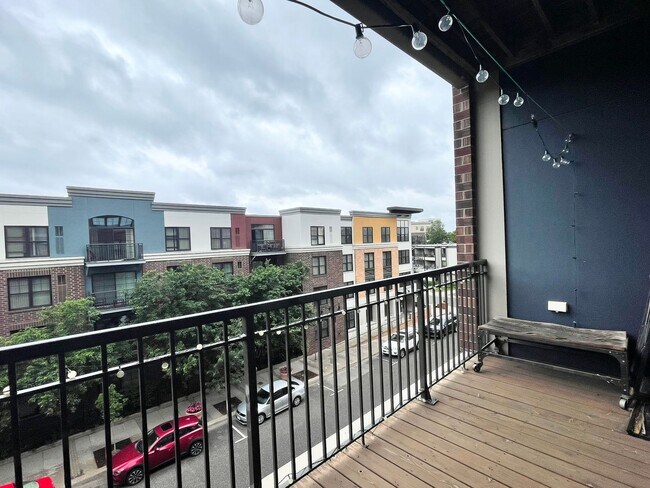 Building Photo - Luxury Condo Living in the Heart of Excelsior & Grand - Underground parking -Available NOW!