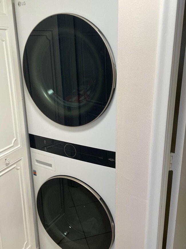 Building Photo - 3400 N Ocean Dr