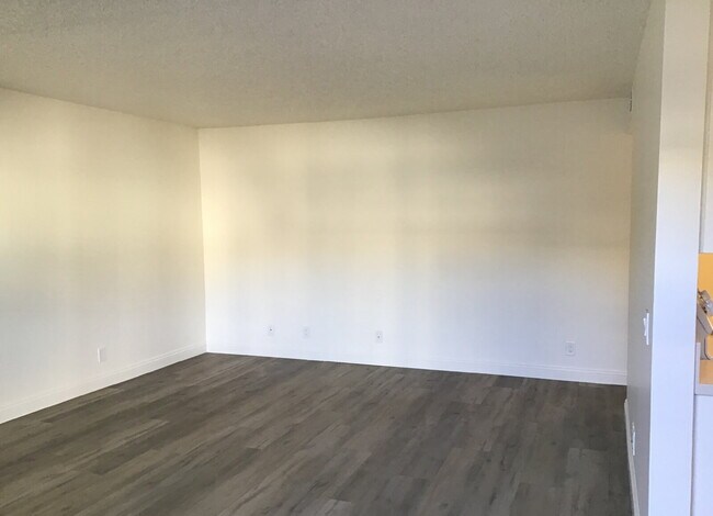 Building Photo - "Charming 1-Bedroom Retreat with Spacious Living in Lancaster – 800 Sq. Ft. of Comfort!"