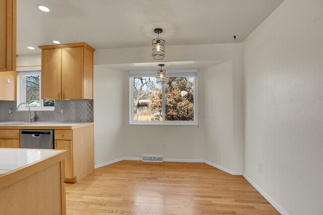 Building Photo - $2,795.00 - $300 OFF First Months' Rent - 5 Bedrooms, 2 Bathrooms, Single Family Home in Broomfie...